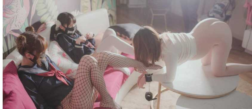 【奇怪】极品二次元网红柚木：姐姐和妹妹和母亲的社保游戏！打红白机+VR社保幻想+鹿出4K版啊【黑白丝/西瓜肚/2G】